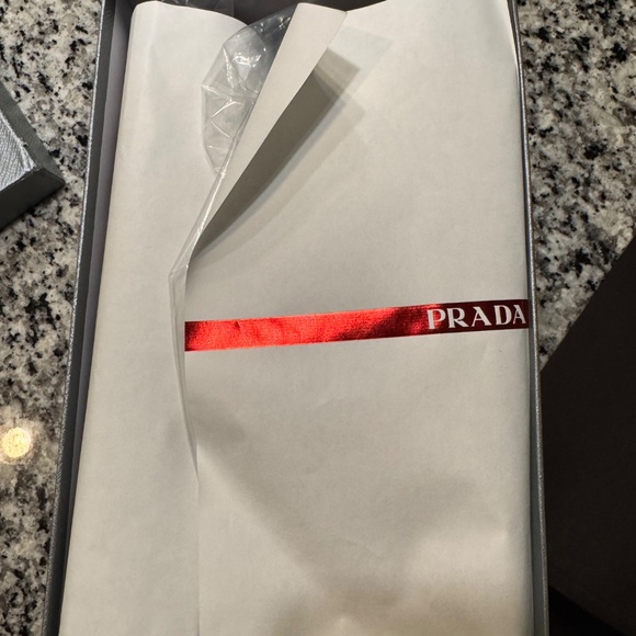 Prada - Picture 3 of 5